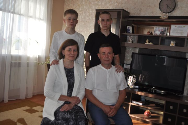 Милләтләре төрле, бәхетләре уртак