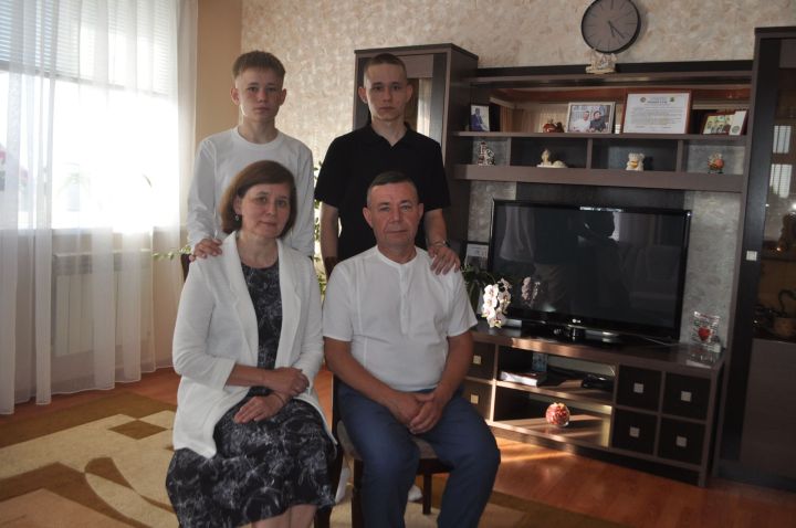 Милләтләре төрле, бәхетләре уртак