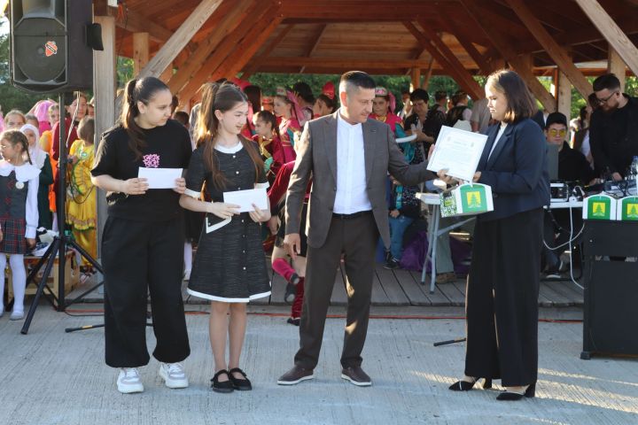 Сабада Балаларны яклау көнендә  Сәнгать мәктәбе укучыларын тәбрикләделәр