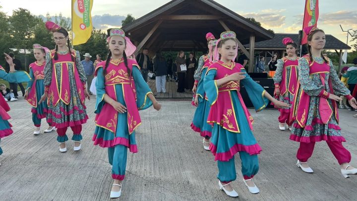 Сабада Балаларны яклау көнендә  Сәнгать мәктәбе укучыларын тәбрикләделәр
