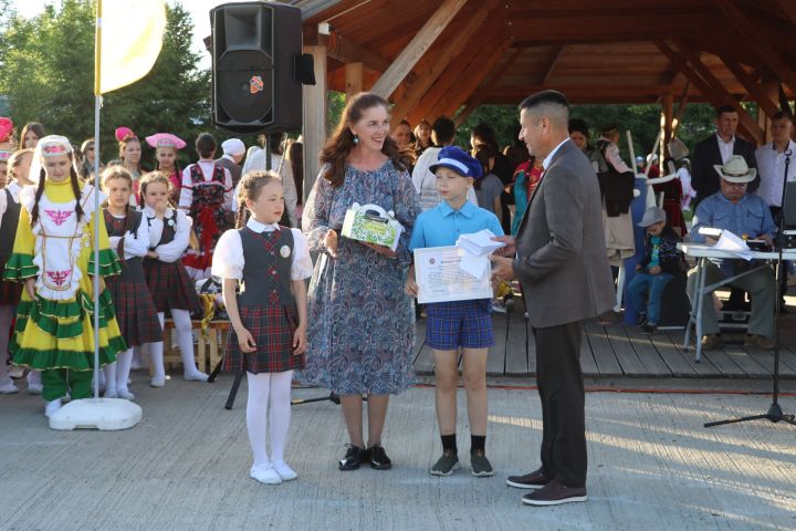 Сабада Балаларны яклау көнендә  Сәнгать мәктәбе укучыларын тәбрикләделәр