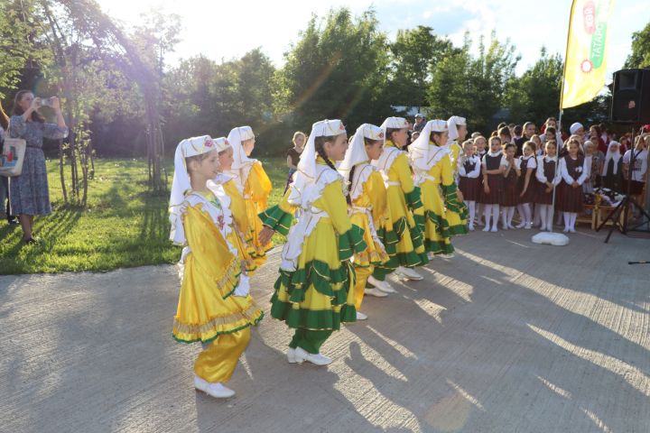 Сабада Балаларны яклау көнендә  Сәнгать мәктәбе укучыларын тәбрикләделәр