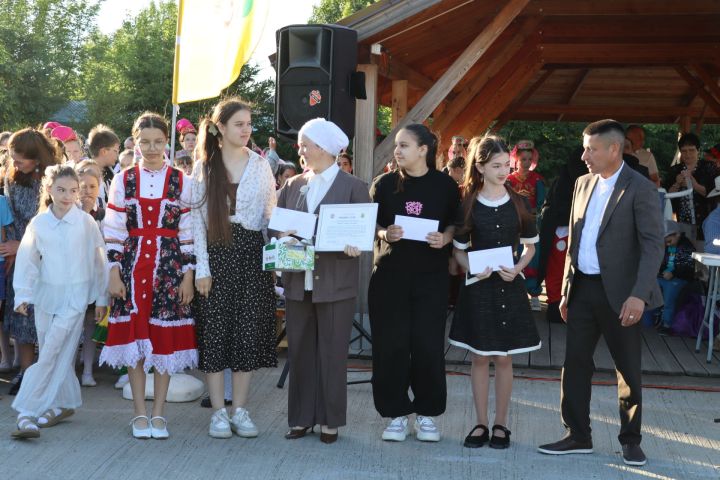 Сабада Балаларны яклау көнендә  Сәнгать мәктәбе укучыларын тәбрикләделәр
