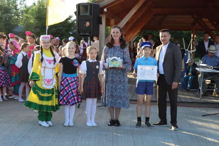 Сабада Балаларны яклау көнендә  Сәнгать мәктәбе укучыларын тәбрикләделәр