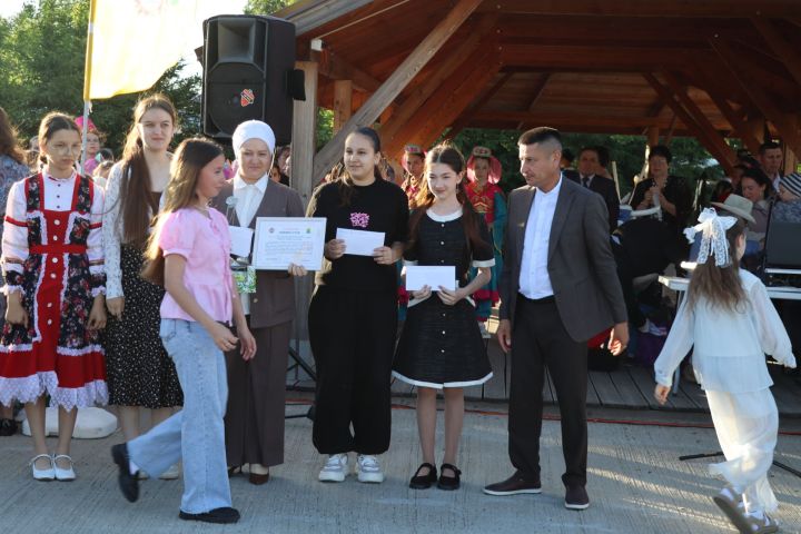 Сабада Балаларны яклау көнендә  Сәнгать мәктәбе укучыларын тәбрикләделәр