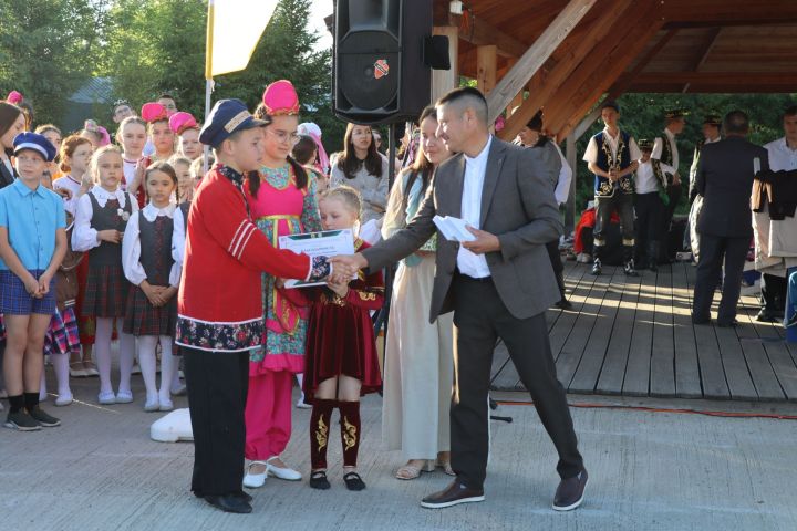 Сабада Балаларны яклау көнендә  Сәнгать мәктәбе укучыларын тәбрикләделәр
