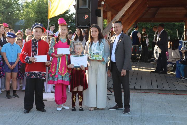 Сабада Балаларны яклау көнендә  Сәнгать мәктәбе укучыларын тәбрикләделәр