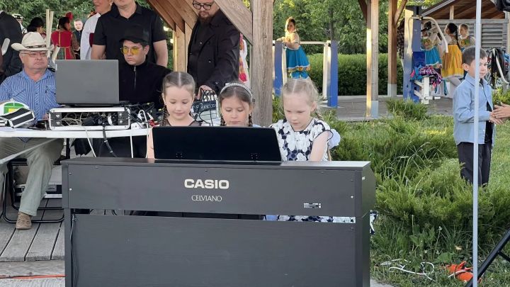Сабада Балаларны яклау көнендә  Сәнгать мәктәбе укучыларын тәбрикләделәр