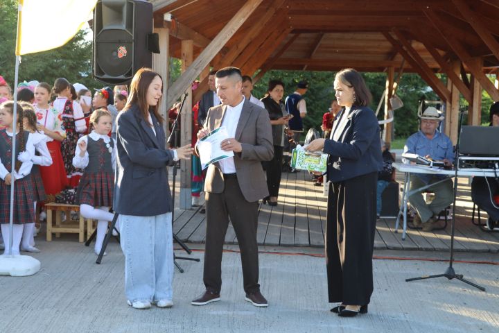 Сабада Балаларны яклау көнендә  Сәнгать мәктәбе укучыларын тәбрикләделәр
