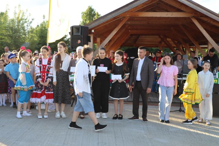 Сабада Балаларны яклау көнендә  Сәнгать мәктәбе укучыларын тәбрикләделәр