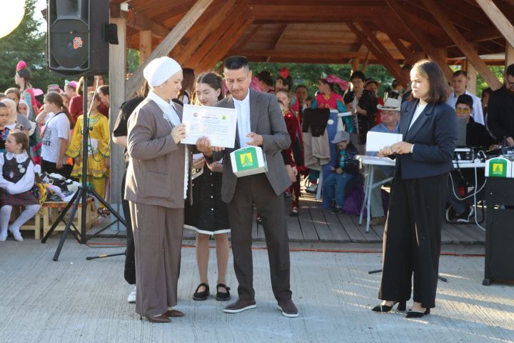 Сабада Балаларны яклау көнендә  Сәнгать мәктәбе укучыларын тәбрикләделәр