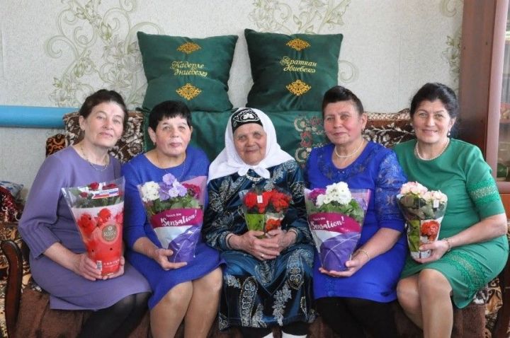 Ак яулыклы карт әбиләрем