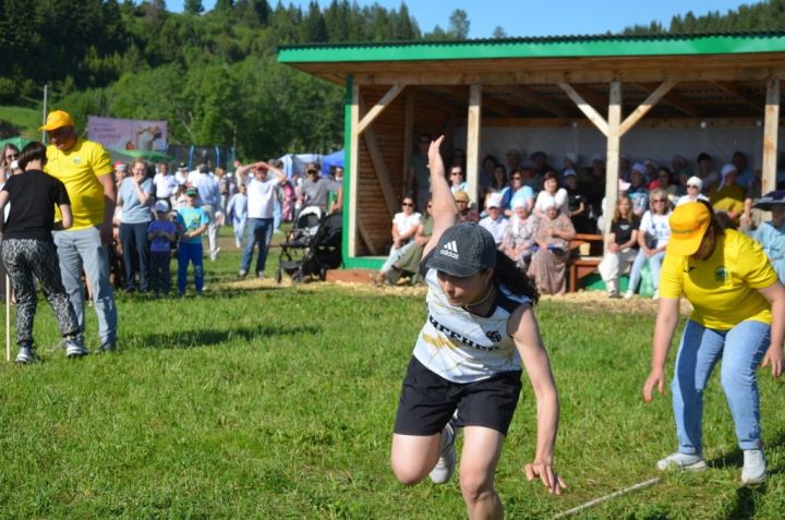 Тауга  каршы  йөгерү, тимер атка  атлану, пленка эченнән мүкәләү – болар барысы да Иләбәр  Сабантуенда гына