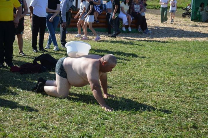Тауга  каршы  йөгерү, тимер атка  атлану, пленка эченнән мүкәләү – болар барысы да Иләбәр  Сабантуенда гына