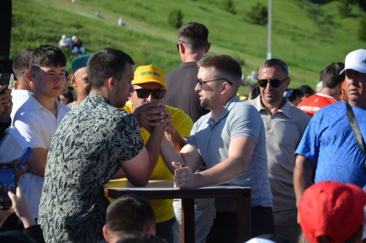 Тауга  каршы  йөгерү, тимер атка  атлану, пленка эченнән мүкәләү – болар барысы да Иләбәр  Сабантуенда гына