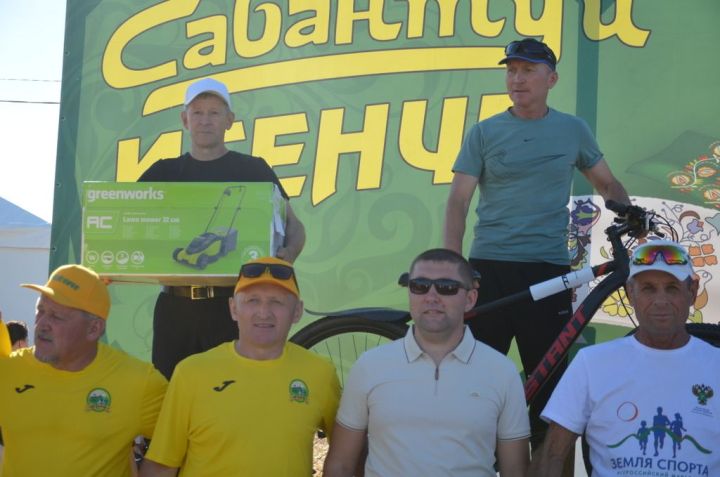 Тауга  каршы  йөгерү, тимер атка  атлану, пленка эченнән мүкәләү – болар барысы да Иләбәр  Сабантуенда гына