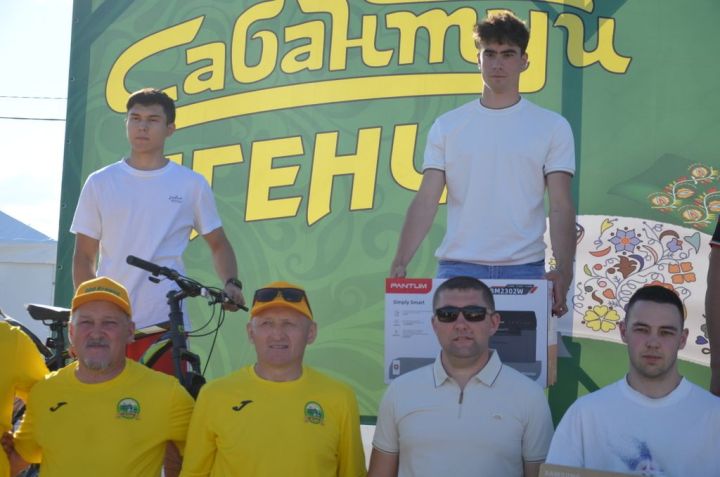 Тауга  каршы  йөгерү, тимер атка  атлану, пленка эченнән мүкәләү – болар барысы да Иләбәр  Сабантуенда гына