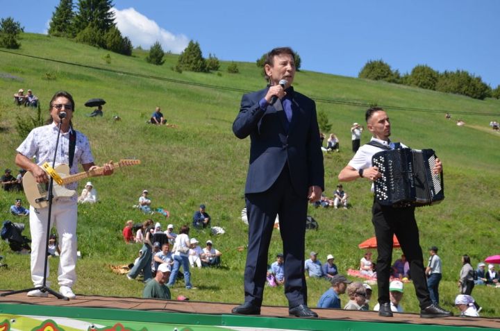 Тауга  каршы  йөгерү, тимер атка  атлану, пленка эченнән мүкәләү – болар барысы да Иләбәр  Сабантуенда гына