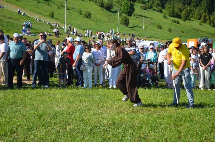 Тауга  каршы  йөгерү, тимер атка  атлану, пленка эченнән мүкәләү – болар барысы да Иләбәр  Сабантуенда гына