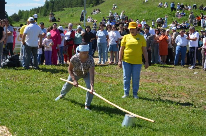Тауга  каршы  йөгерү, тимер атка  атлану, пленка эченнән мүкәләү – болар барысы да Иләбәр  Сабантуенда гына
