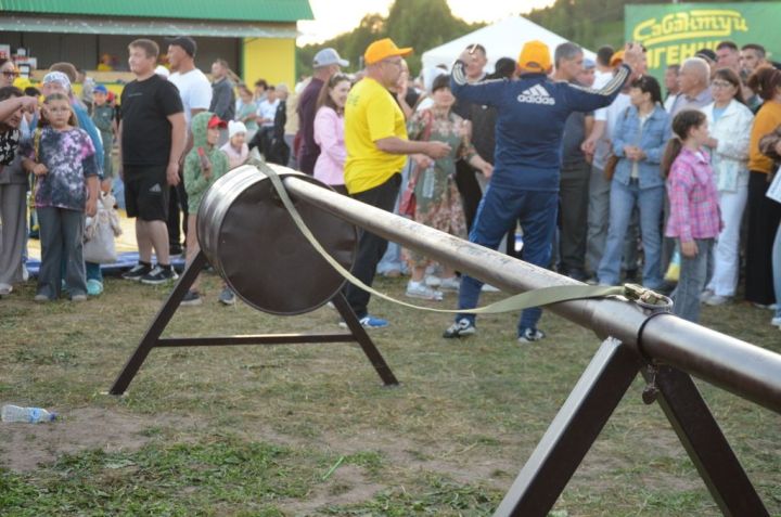 Тауга  каршы  йөгерү, тимер атка  атлану, пленка эченнән мүкәләү – болар барысы да Иләбәр  Сабантуенда гына