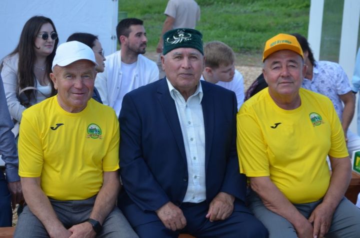 Тауга  каршы  йөгерү, тимер атка  атлану, пленка эченнән мүкәләү – болар барысы да Иләбәр  Сабантуенда гына