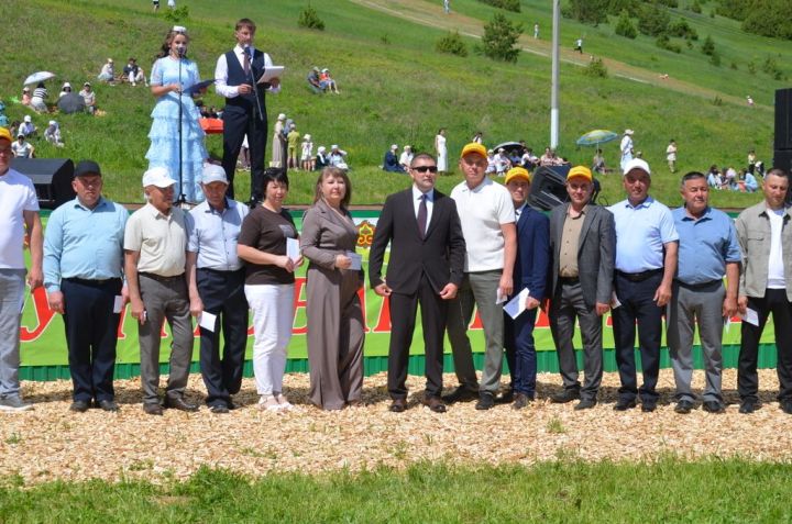 Тауга  каршы  йөгерү, тимер атка  атлану, пленка эченнән мүкәләү – болар барысы да Иләбәр  Сабантуенда гына