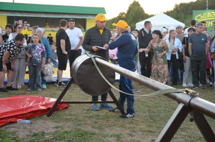 Тауга  каршы  йөгерү, тимер атка  атлану, пленка эченнән мүкәләү – болар барысы да Иләбәр  Сабантуенда гына