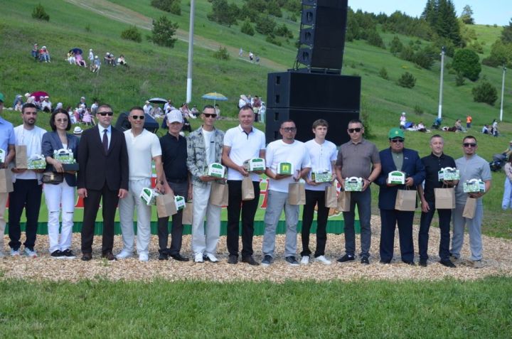 Тауга  каршы  йөгерү, тимер атка  атлану, пленка эченнән мүкәләү – болар барысы да Иләбәр  Сабантуенда гына