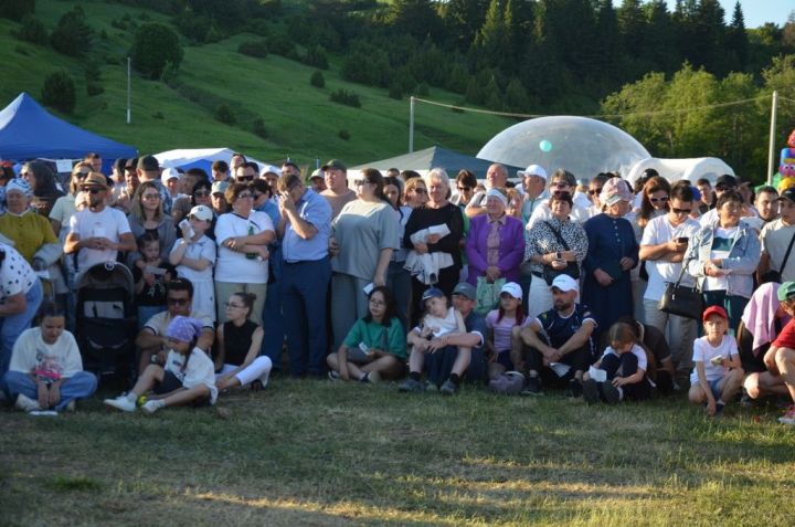 Тауга  каршы  йөгерү, тимер атка  атлану, пленка эченнән мүкәләү – болар барысы да Иләбәр  Сабантуенда гына