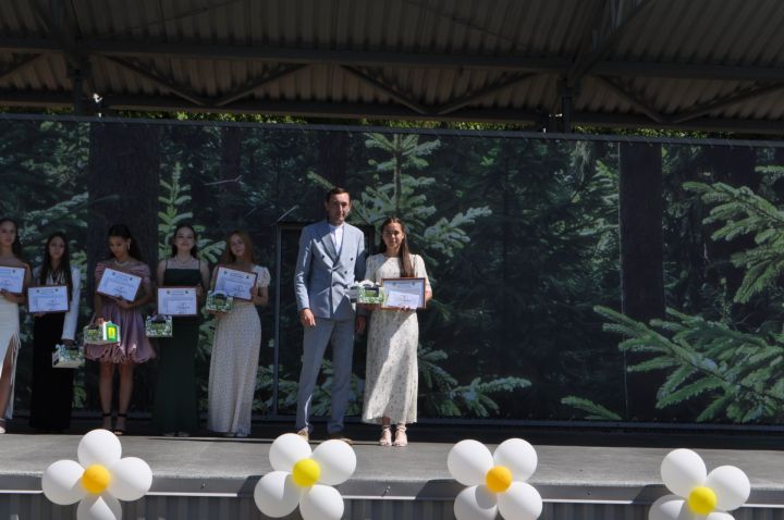 Районыбызның IX сыйныф укучыларына өлгергәнлек аттестаты тапшыру тантанасыннан  ФОТОРЕПОРТАЖ