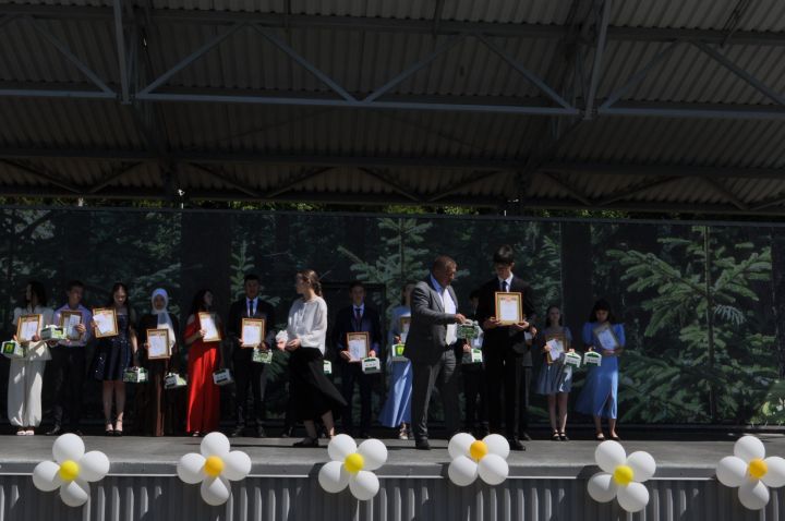 Районыбызның IX сыйныф укучыларына өлгергәнлек аттестаты тапшыру тантанасыннан  ФОТОРЕПОРТАЖ