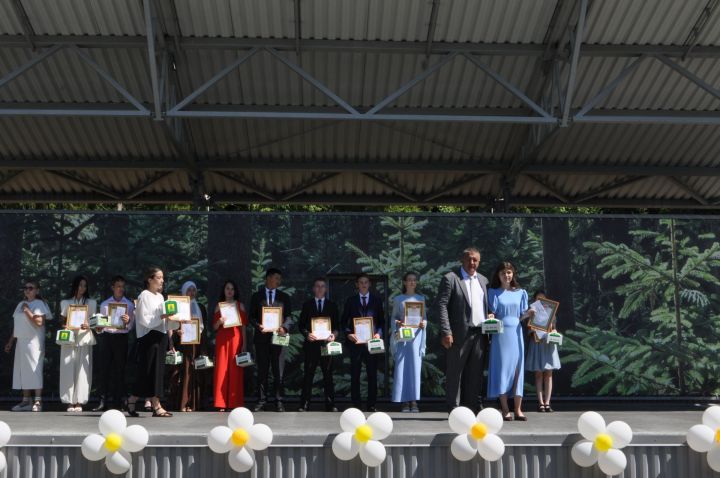 Районыбызның IX сыйныф укучыларына өлгергәнлек аттестаты тапшыру тантанасыннан  ФОТОРЕПОРТАЖ