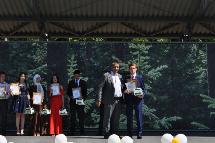 Районыбызның IX сыйныф укучыларына өлгергәнлек аттестаты тапшыру тантанасыннан  ФОТОРЕПОРТАЖ