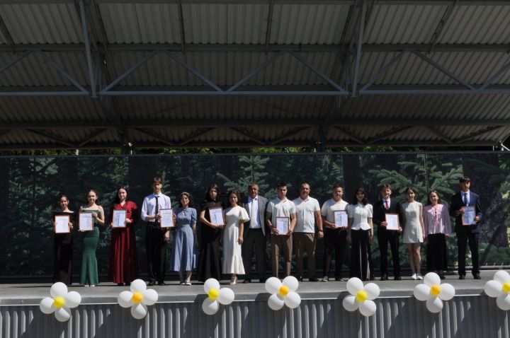 Районыбызның IX сыйныф укучыларына өлгергәнлек аттестаты тапшыру тантанасыннан  ФОТОРЕПОРТАЖ