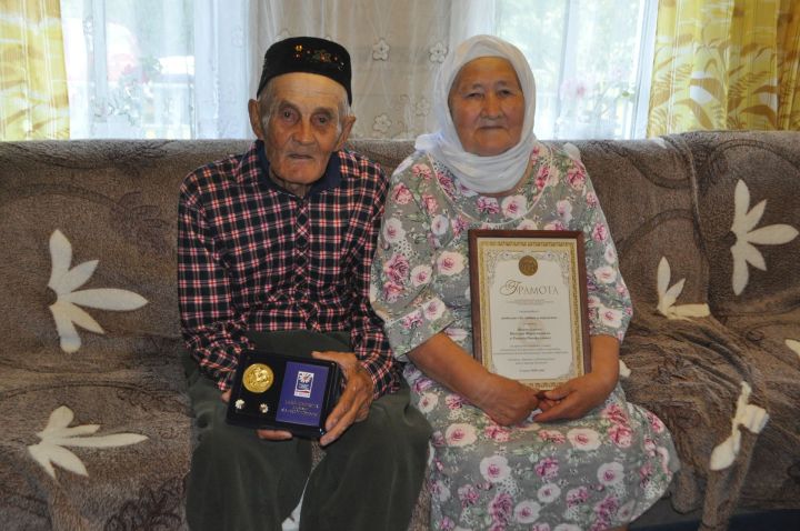 Татар Икшермәсендә яшәүче Рәшидә һәм Мансур Фәрхуллиннар  “Мәхәббәт һәм тугрылык” медаленә лаек булдылар