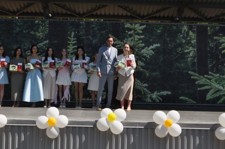 Районыбызның IX сыйныф укучыларына өлгергәнлек аттестаты тапшыру тантанасыннан  ФОТОРЕПОРТАЖ