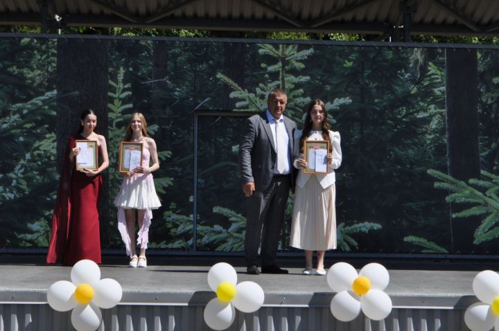 Районыбызның IX сыйныф укучыларына өлгергәнлек аттестаты тапшыру тантанасыннан  ФОТОРЕПОРТАЖ