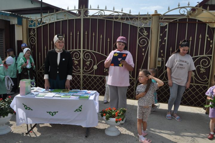 «Ура, авылга!» проектында катнашучылар  Эзмәнең Тукай урамына сәяхәткә  чыкты
