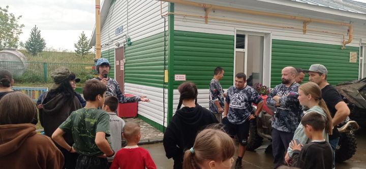 Шатлыклы мизгелләр көне: Иске Икшермә балалар приютында кунаклар балаларны сөендерде