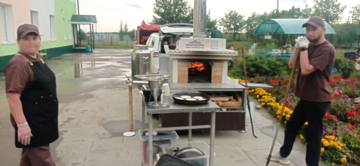 Шатлыклы мизгелләр көне: Иске Икшермә балалар приютында кунаклар балаларны сөендерде