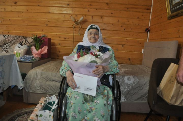 «Елап түгел, елмаеп-көлеп яшәдем»: районыбызның икенче гасырын ваклаучы Тәкъмилә Халиковага 101 яшь тулды