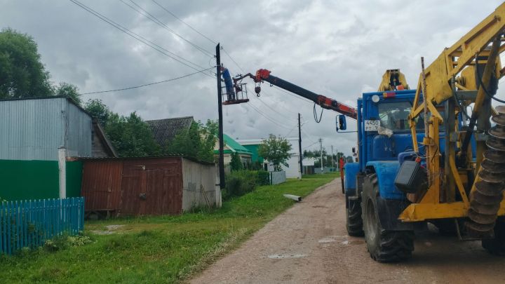 Өч Нарат авылында иске электр баганаларын яңаларына алыштыралар