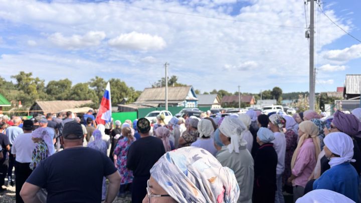 Түбән Шытсу герое: Ватан сагында гомере өзелгән Сәйфетдинов Риматны соңгы юлга озаттылар