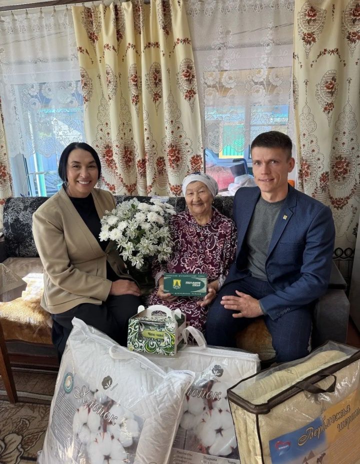 «Кешеләр өчен яшәп, намус белән эшләгән»: Асия Гайсина 90 яшьлеген билгеләп үтә